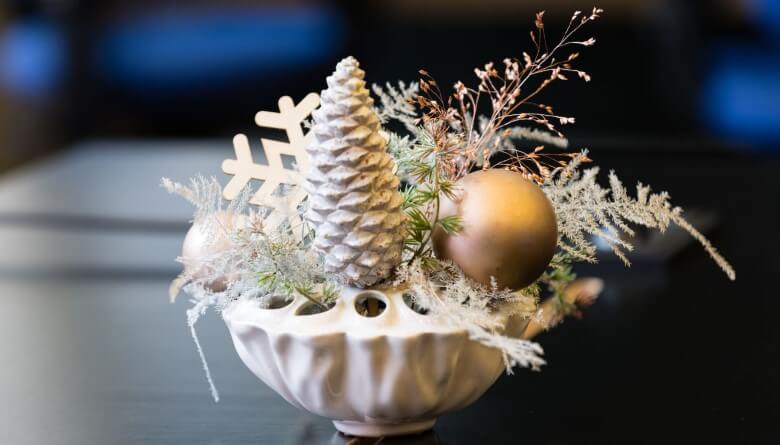 Garten weihnachtlich dekorieren: Tannenzapfen gestalten