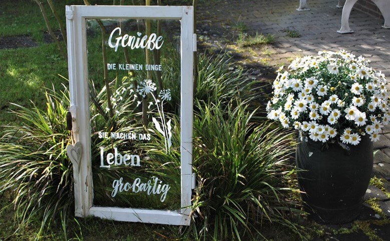 Garten Deko Ideen: Altes Fenster mit Sinnspruch