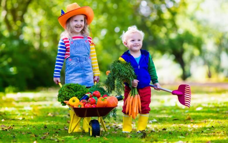 Maulwurf vertreiben: Spielende Kinder im Garten