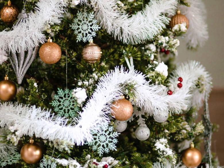 Weihnachtsbaum Ideen: Mit Girlanden den Christbaum schmücken