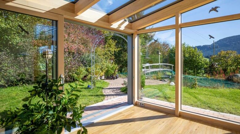 Wintergarten Holz: Fenster- und Türenverglasung