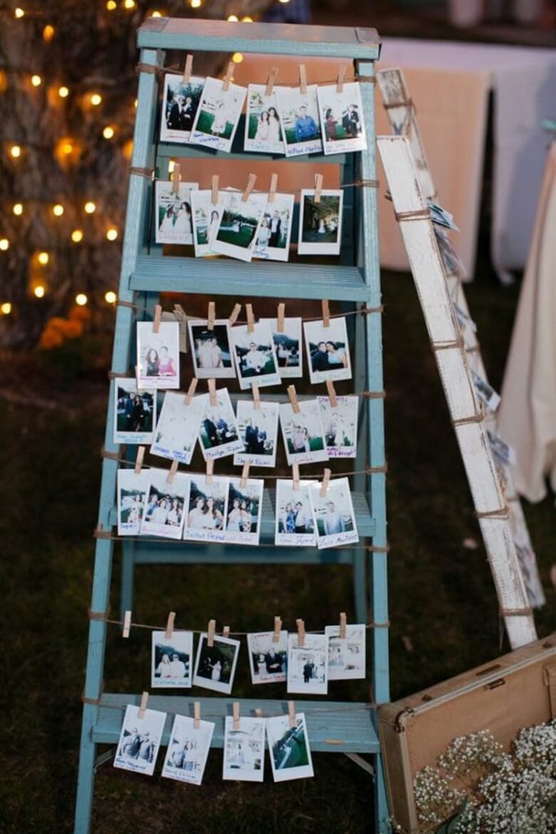 Fotowand Hochzeit: Fotos an einer Leiter dekorieren