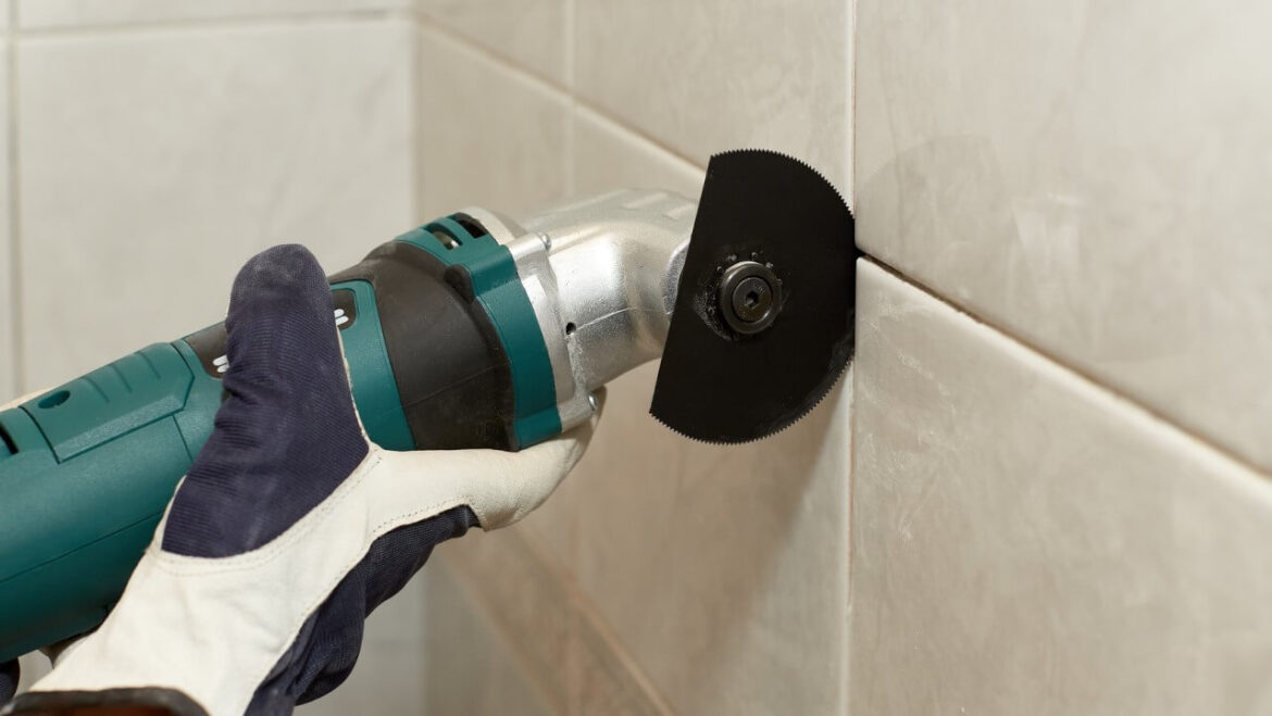 Fliesenfugen entfernen: So klappt es sauber und einfach