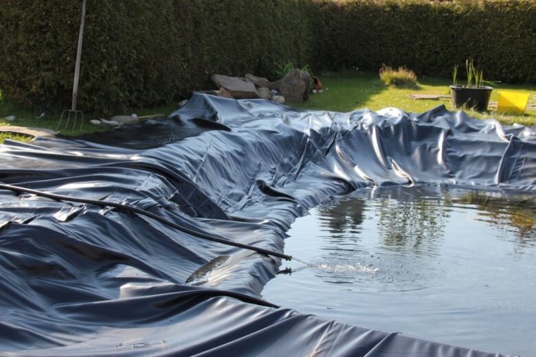 Gartenteich mit Wasser befüllen