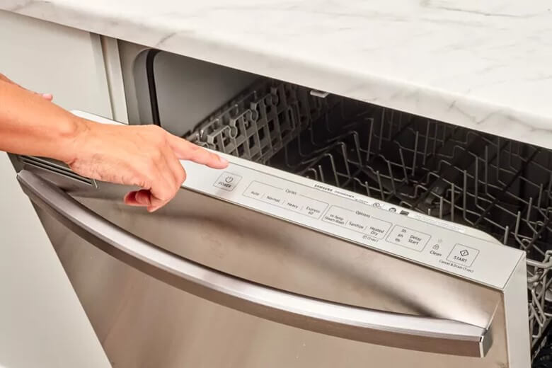 Geschirrspüler einbauen: Spülmaschine testen